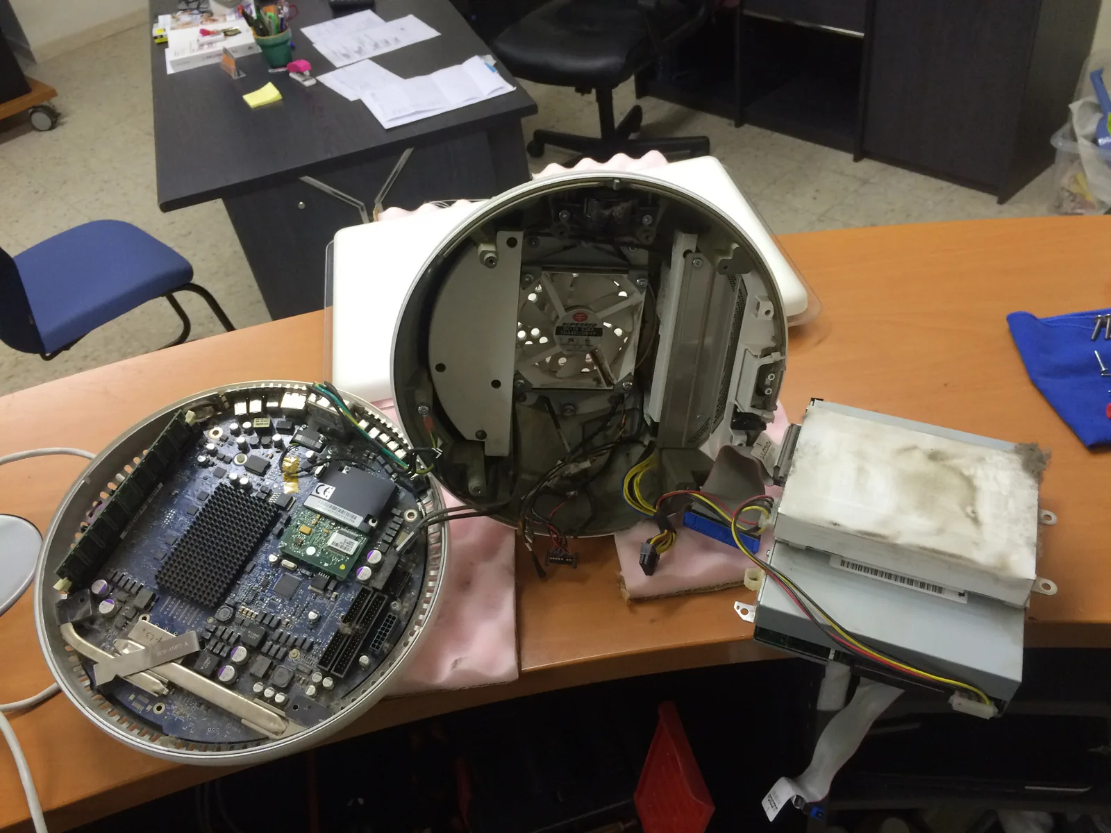 iMac démonté pendant une intervention de maintenance
