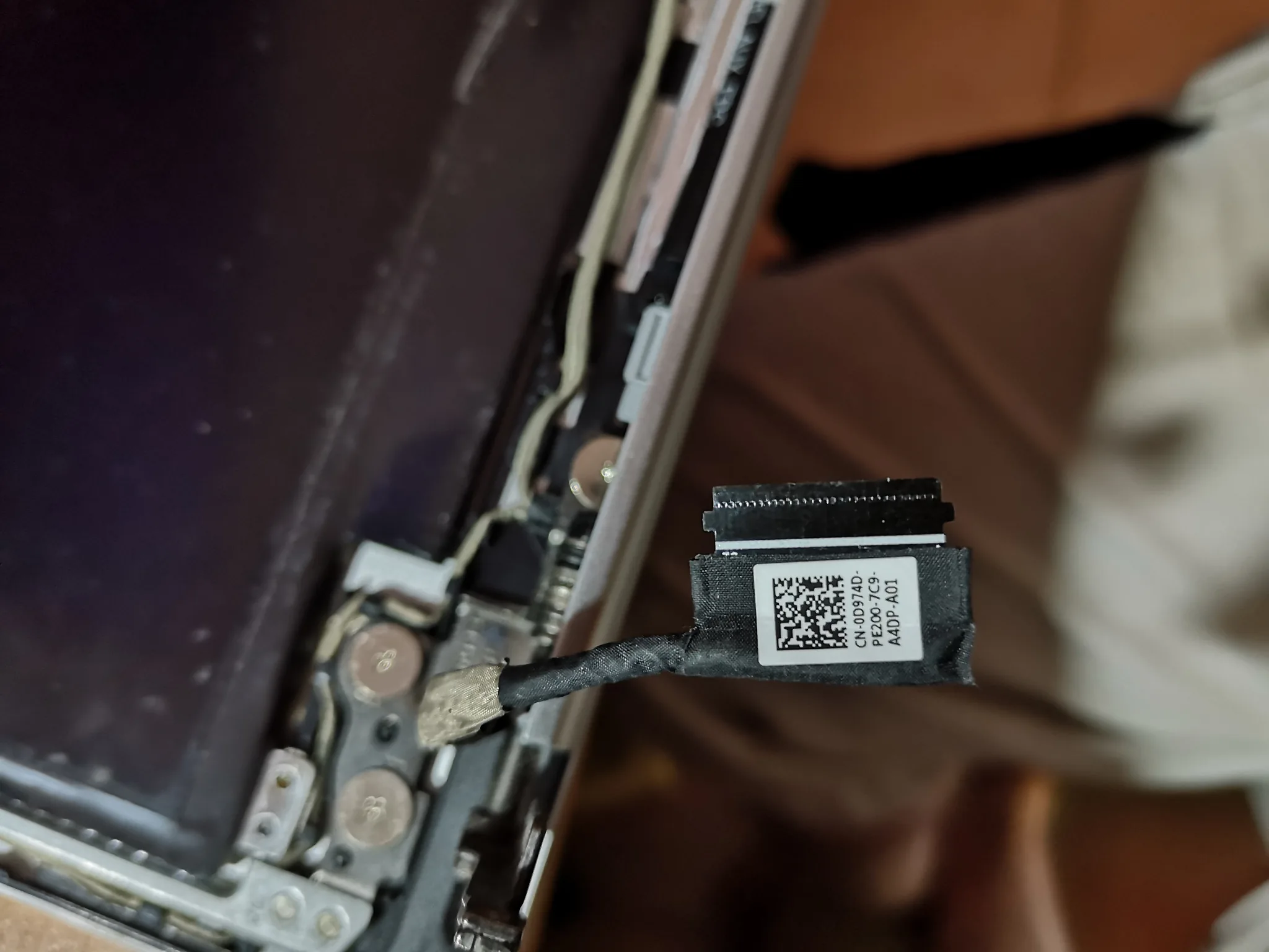 Connectique interne d’un ordinateur portable lors d’une intervention