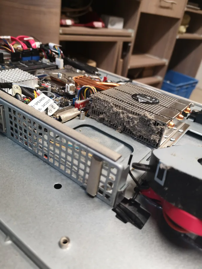 Ordinateur portable démonté pour une opération de maintenance