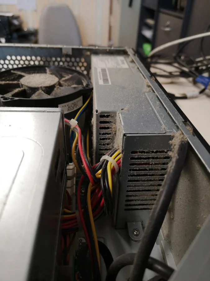 Ordinateur ouvert pendant une intervention technique