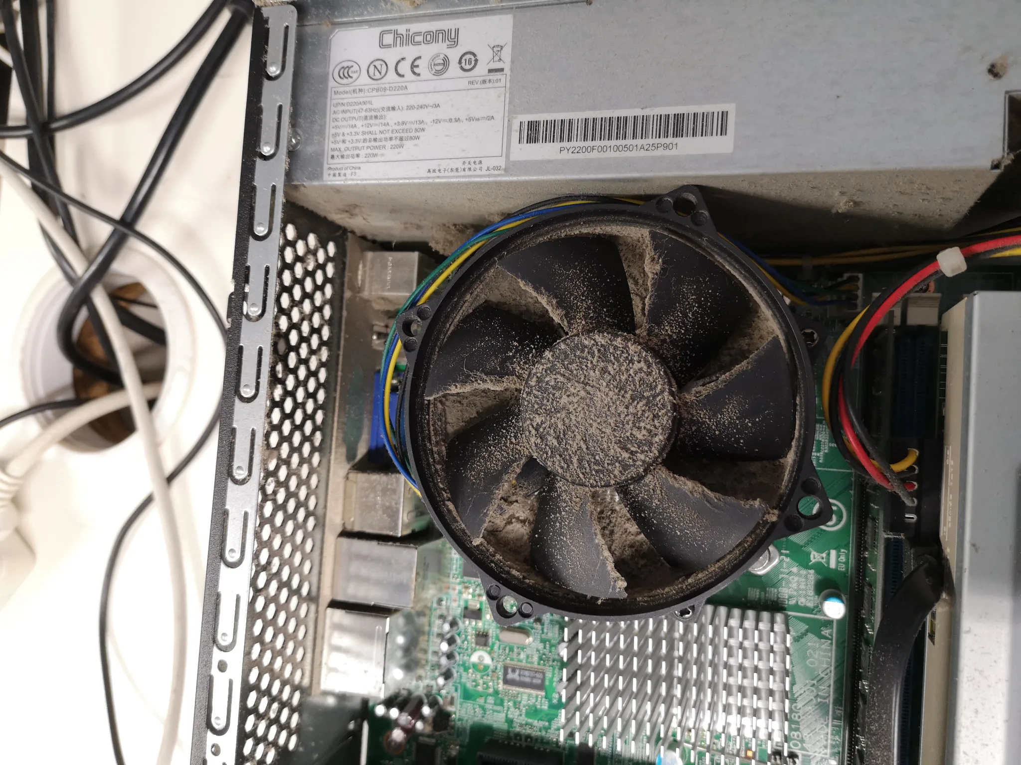 Intérieur d’un ordinateur fixe pendant une intervention de maintenance